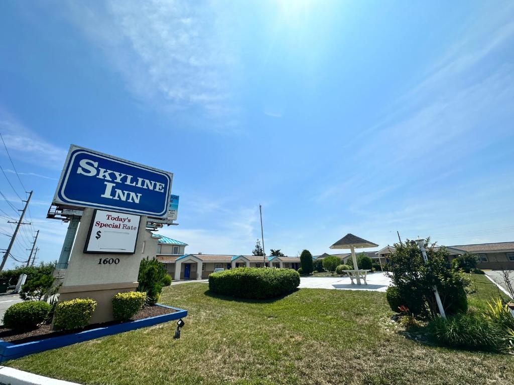 a sign for a gayling inn in a yard at Skyline Inn in Atlantic City