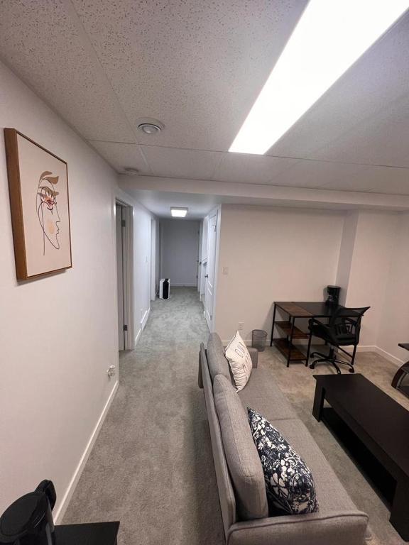 Posezení v ubytování Well furnished Basement Suite-With Private Entrance