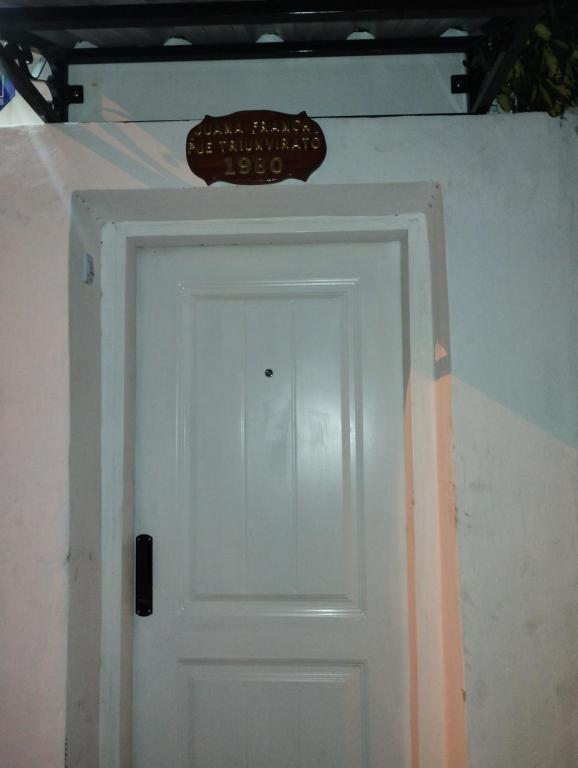 Una puerta blanca con una señal encima. en Departamento Juana-Franch en Salta