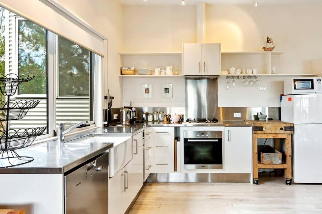 Kuchyň nebo kuchyňský kout v ubytování My Bruny Island Home