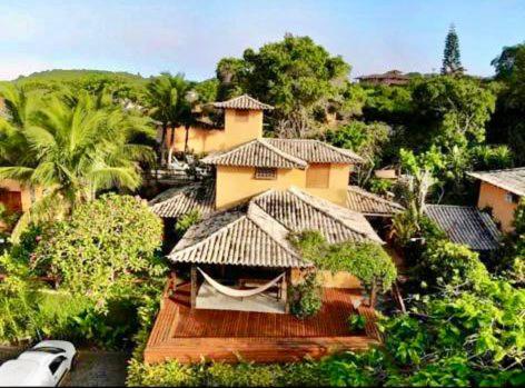una vista aérea de una casa con árboles y casas en Casa em condomínio para 6 na Praia do Forno, Búzios-PISCINA EM MANUTENÇÃO ATÉ 30 DE JUNHO, en Búzios