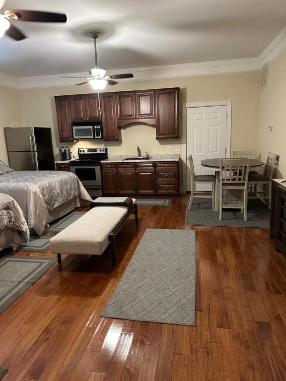 1 dormitorio con 1 cama y cocina con mesa en MooreField Suites Greensboro East, en McLeansville