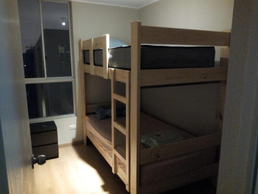 リマにあるTUNA HOSTELの窓付きの客室で、二段ベッド2台が備わります。