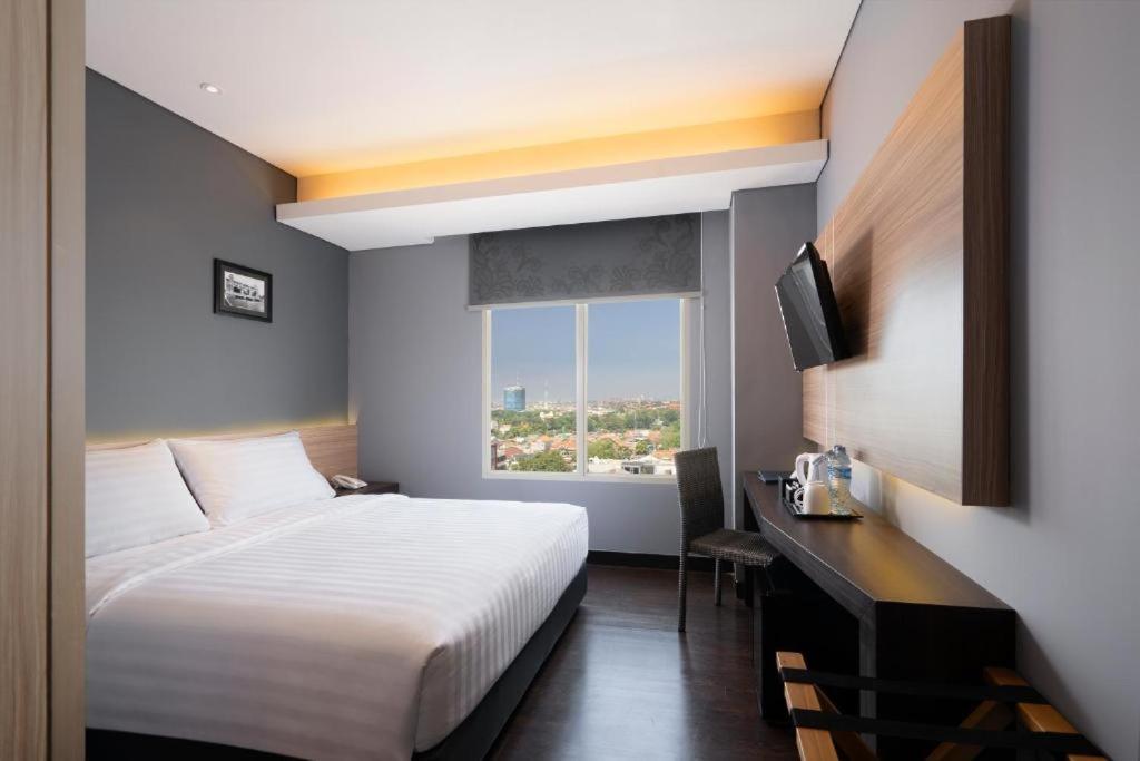 Postel nebo postele na pokoji v ubytování BATIQA Hotel Darmo - Surabaya
