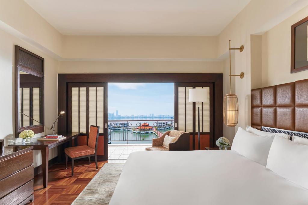 Postel nebo postele na pokoji v ubytování InterContinental Hanoi Westlake by IHG