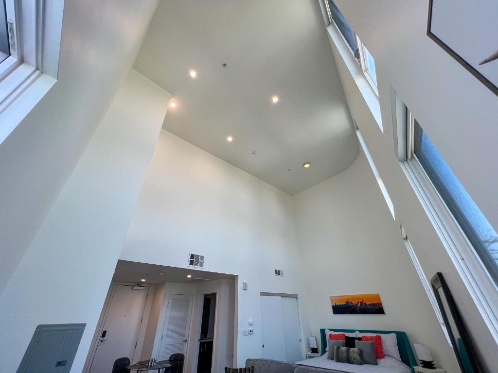 Kuchyň nebo kuchyňský kout v ubytování Downtown Los Angeles Skyline balcony view Modern Penthouse