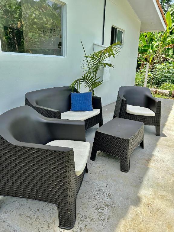 Posezení v ubytování Casa Martin Cahuita Charming Spanish Home