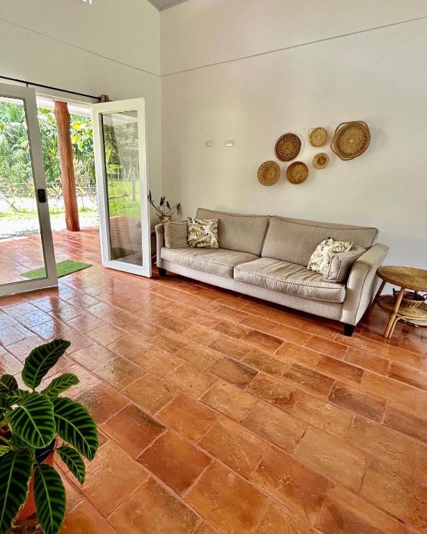 Posezení v ubytování Casa Martin Cahuita Charming Spanish Home