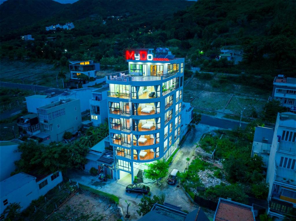 ein Apartmenthaus mit rotem Dach darüber in der Unterkunft MYDO Condotel in Nha Trang