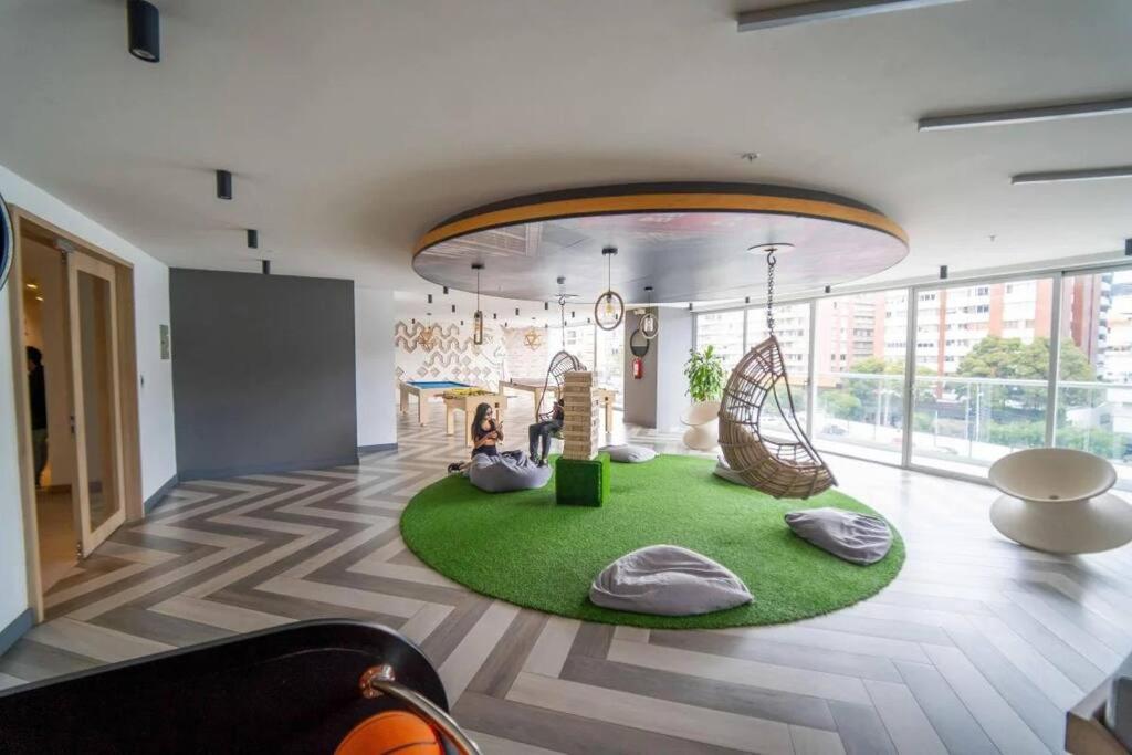 a living room with a green rug and swings at Suite Martina 2 Personas Quito in Quito