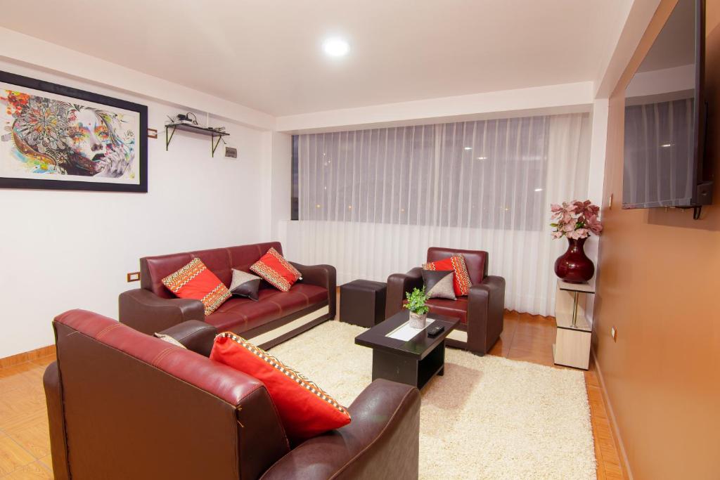 Sala de estar con 2 sofás y mesa en Apartahotel KIRI para empresas y familias que viajan en grupo cerca del Aeropuerto Juliaca Perú, en Juliaca