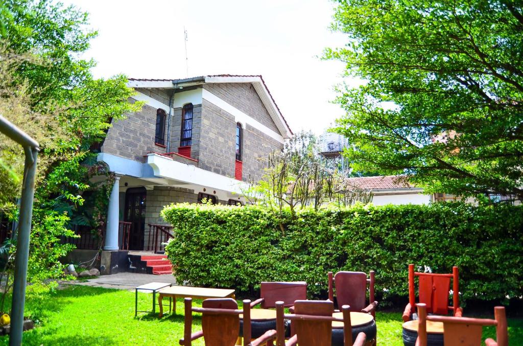 een tafel en stoelen voor een huis bij Merinja Guest House in Naivasha