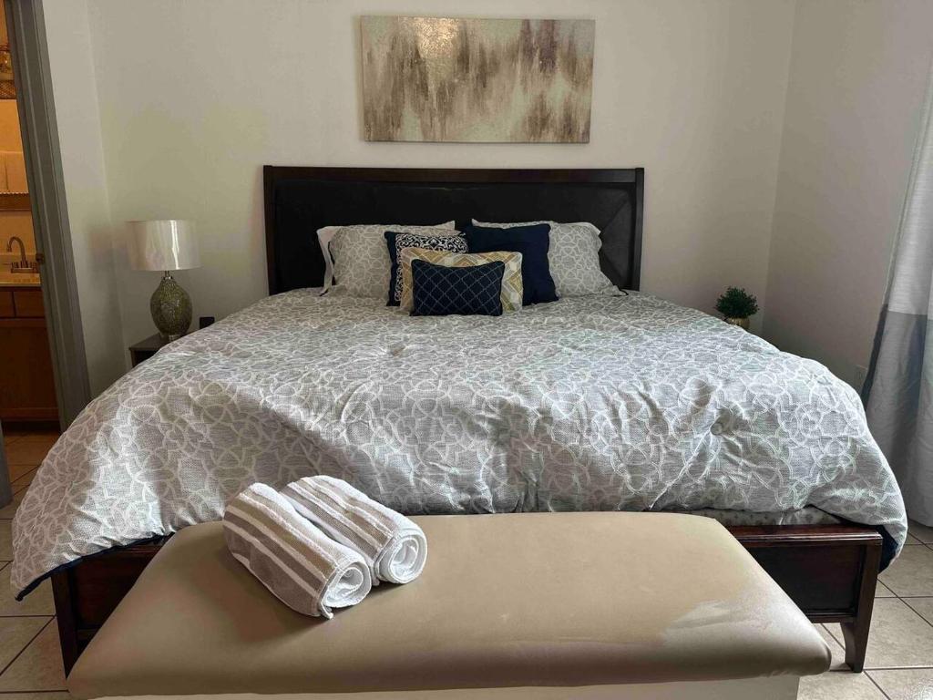 Ліжко або ліжка в номері Home Away From Home - 3 Bed & 2 Bath - BEST VALUE