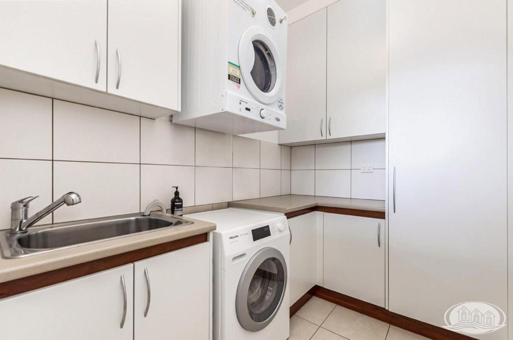 Kuchyň nebo kuchyňský kout v ubytování Ironbark Abode