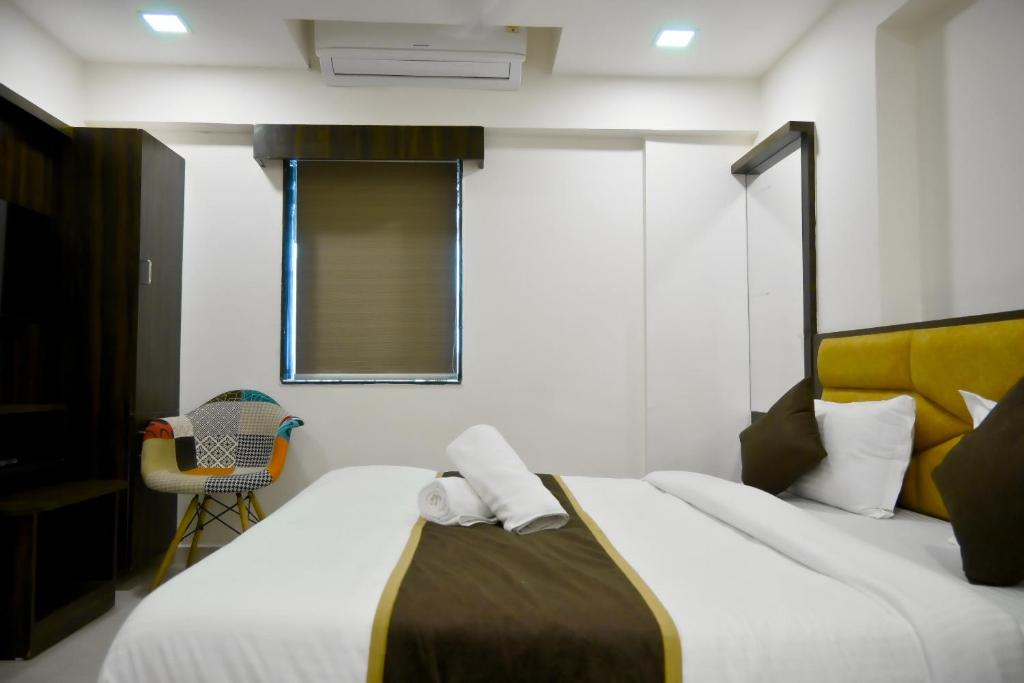 Postel nebo postele na pokoji v ubytování Hotel Royal Ican Sindhubhavan Road