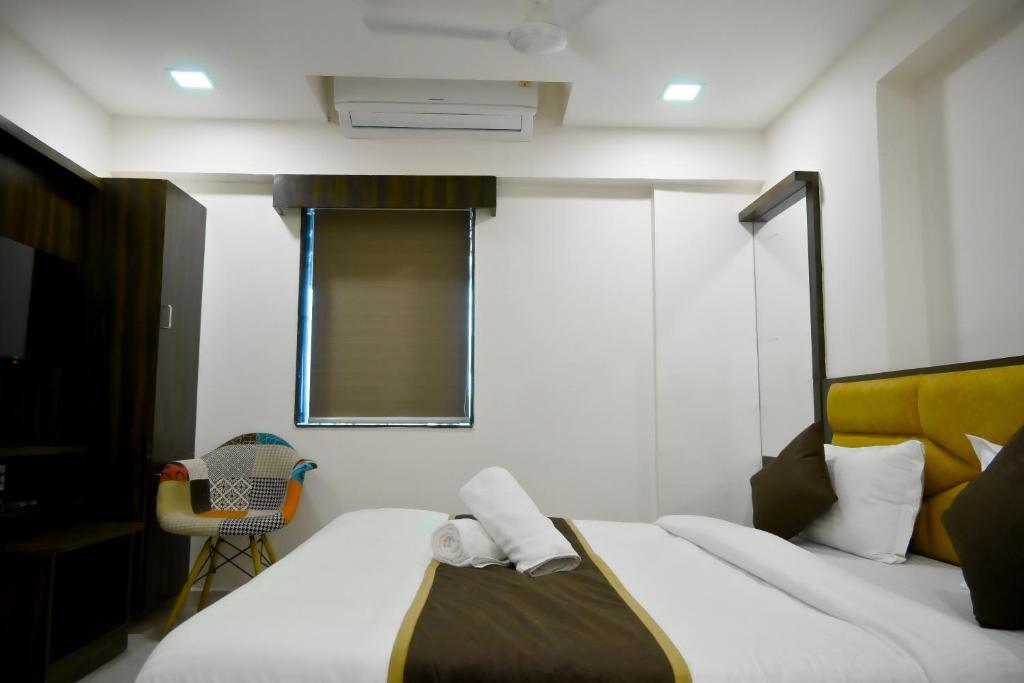 Postel nebo postele na pokoji v ubytování Hotel Royal Ican Sindhubhavan Road
