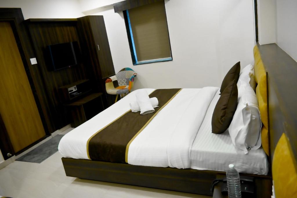 Postel nebo postele na pokoji v ubytování Hotel Royal Ican Sindhubhavan Road