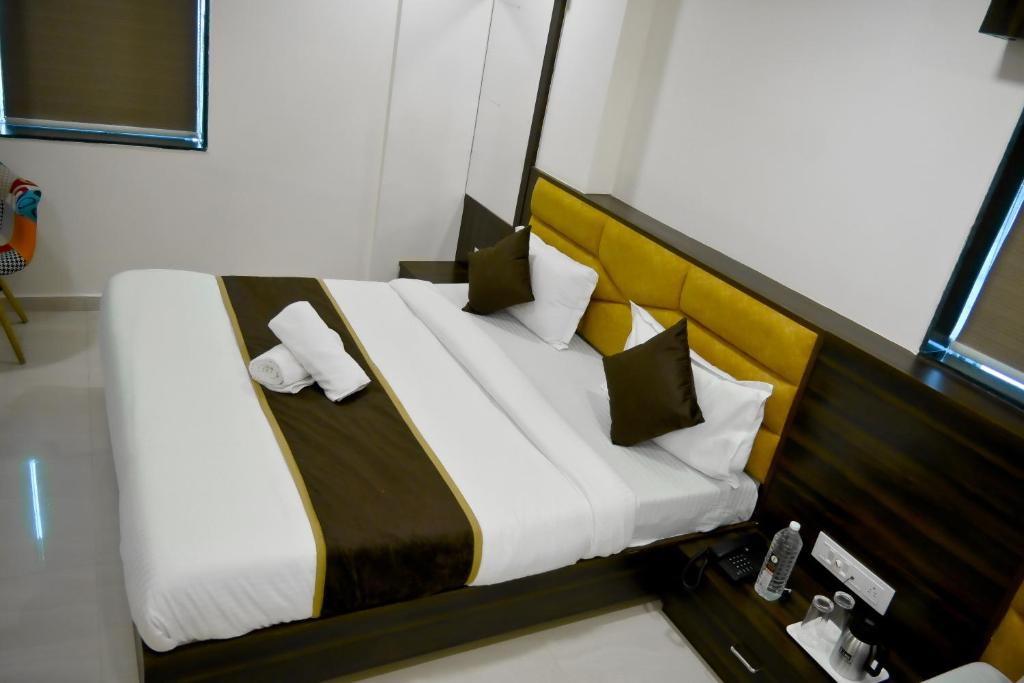 Postel nebo postele na pokoji v ubytování Hotel Royal Ican Sindhubhavan Road