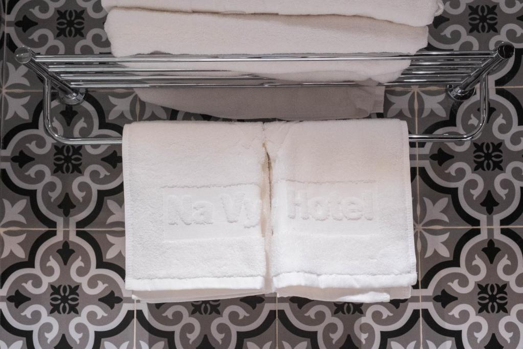 Postel nebo postele na pokoji v ubytování Navy Hotel Hà Nội
