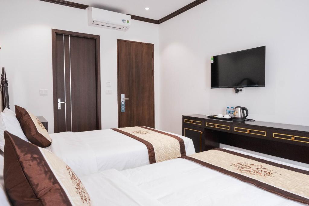 Postel nebo postele na pokoji v ubytování Navy Hotel Hà Nội
