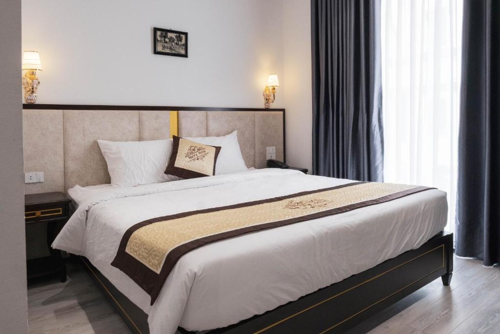 Postel nebo postele na pokoji v ubytování Navy Hotel Hà Nội