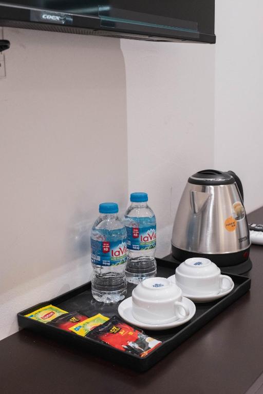 Příslušenství pro přípravu čaje a kávy v ubytování Navy Hotel Hà Nội