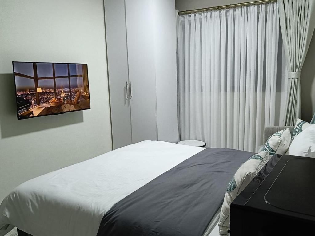 Postel nebo postele na pokoji v ubytování Metro Manor Near JKIA