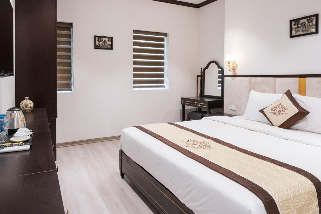 Postel nebo postele na pokoji v ubytování Navy Hotel Hà Nội