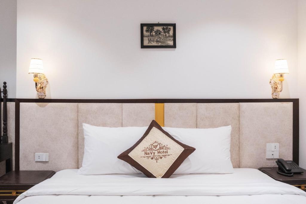 Postel nebo postele na pokoji v ubytování Navy Hotel Hà Nội