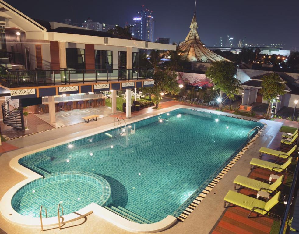 a large swimming pool on top of a building at The Tamnan Pattaya Hotel & Resort in Pattaya North