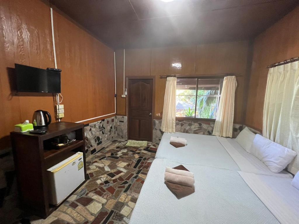 Телевизор и/или развлекательный центр в Tongta Phaview Resort