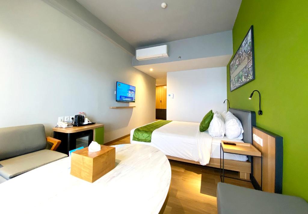 Postel nebo postele na pokoji v ubytování RV Hotel Gianyar