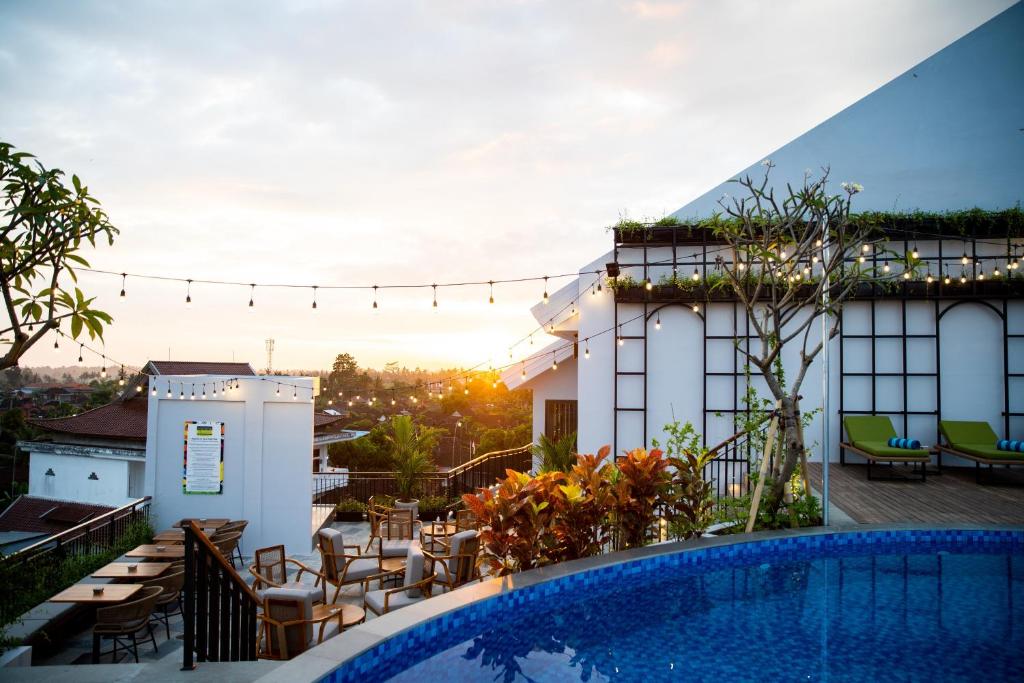 een zwembad op het dak van een hotel bij RV Hotel Kutus Kutus Gianyar Bali in Blahbatu