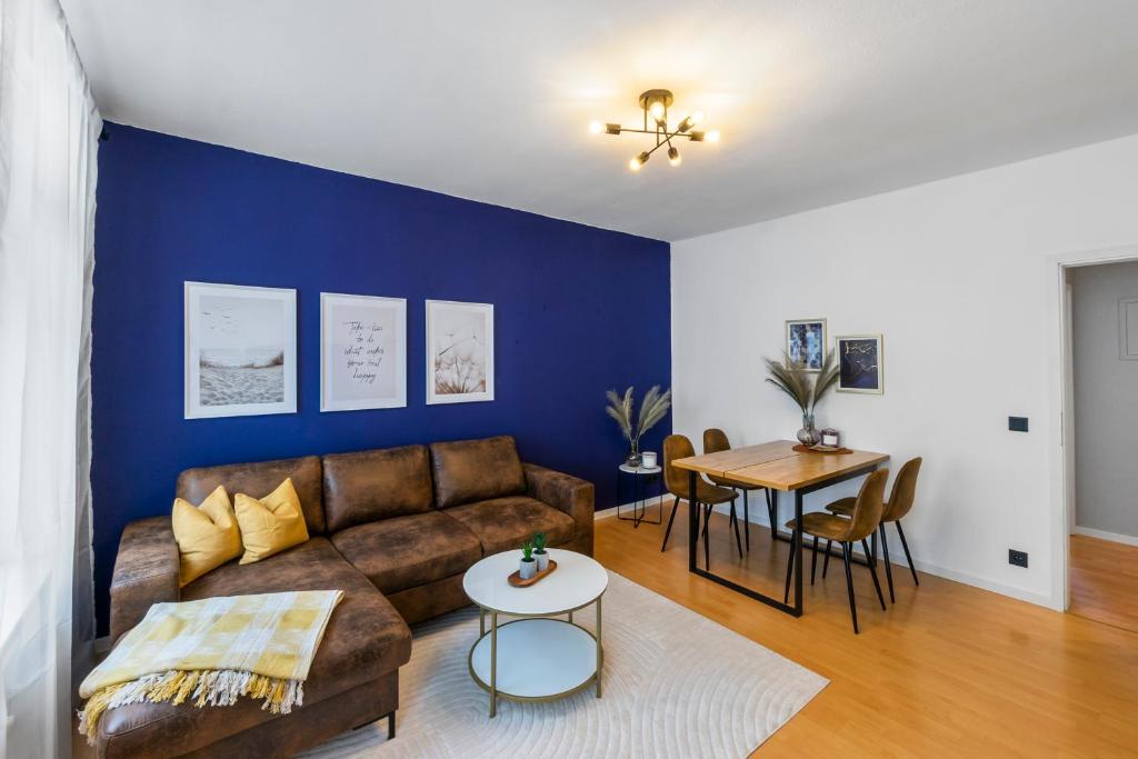 - un salon avec un canapé et une table dans l'établissement Levax Living - 61 qm - Cozy - close to the city, à Leipzig