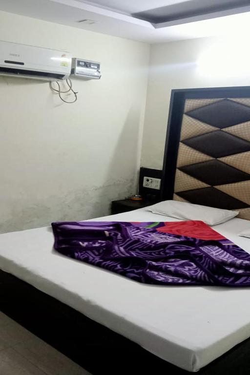Postel nebo postele na pokoji v ubytování Hotel AV International Near New Delhi Railway Station, Paharganj