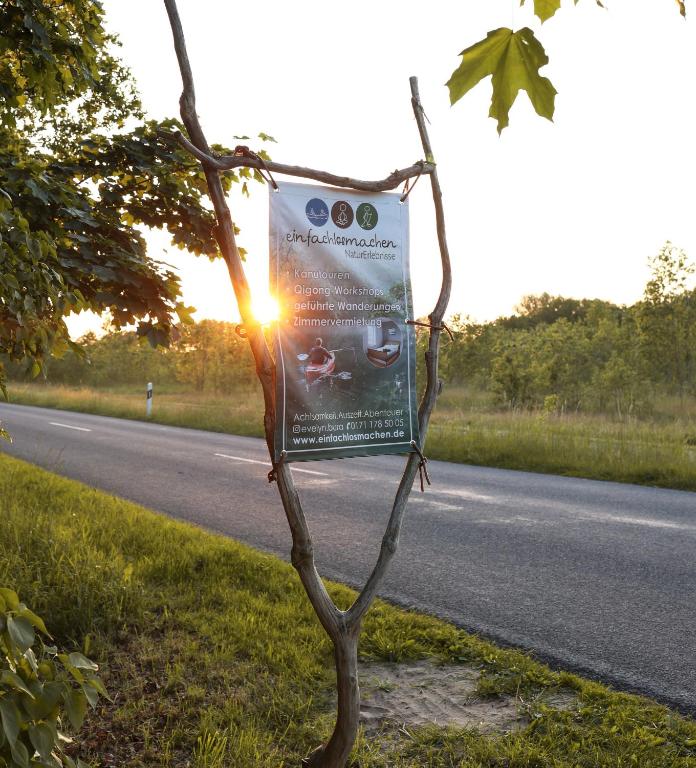 Východ nebo západ slunce při pohledu z kempu nebo okolí
