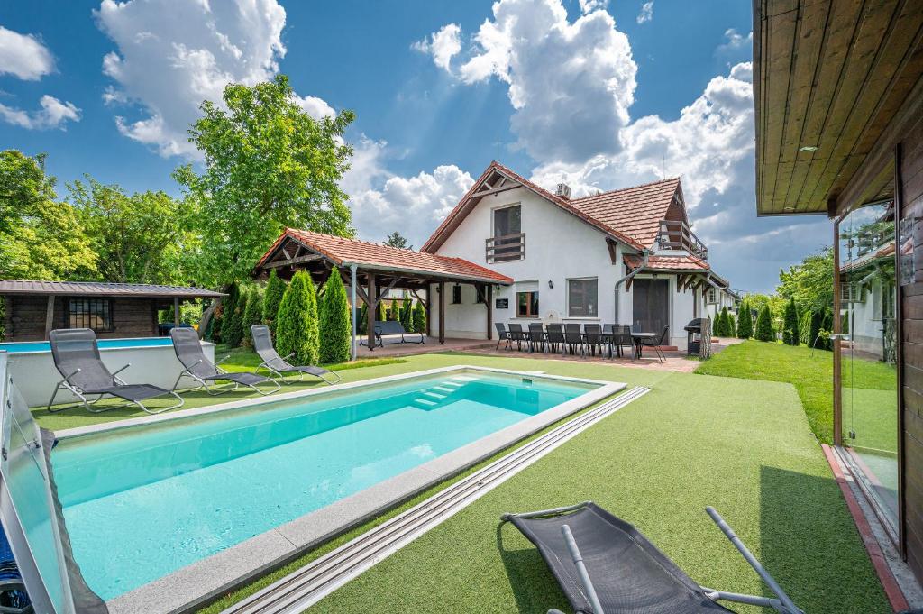 una piscina en el patio trasero de una casa en Panorama Buda en Budapest