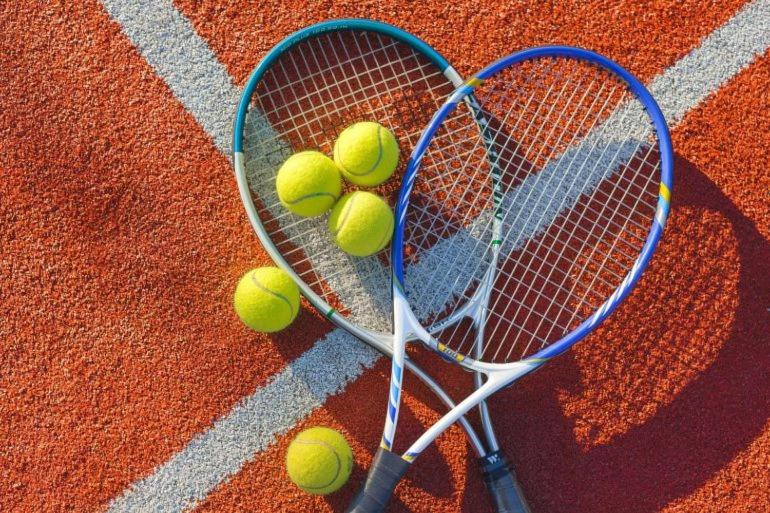 kilka piłek tenisowych na rakiecie tenisowej w obiekcie Turismo Associativo Giovanile Europeo bidrino w mieście Borgofranco dʼIvrea