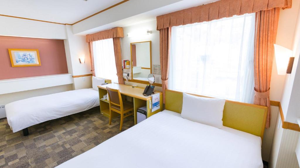 Postel nebo postele na pokoji v ubytování Toyoko Inn Aioi eki Shinkansen guchi