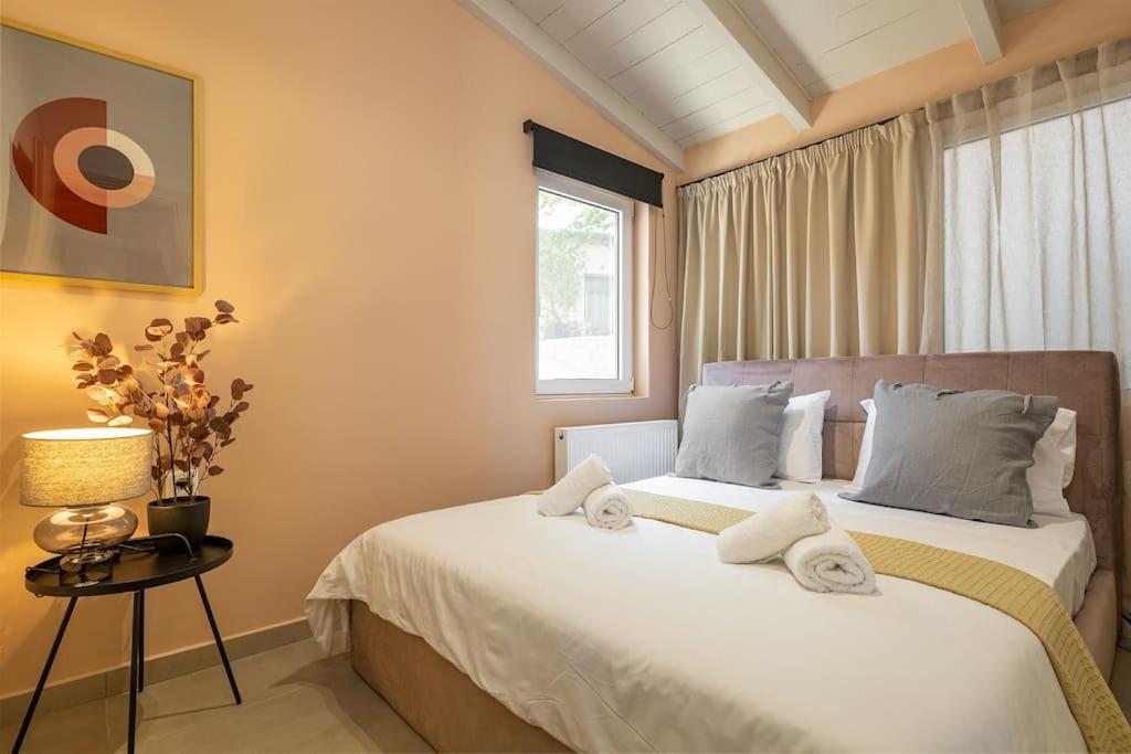 1 dormitorio con 1 cama con toallas en Boutique house Romantza, en Moúlete