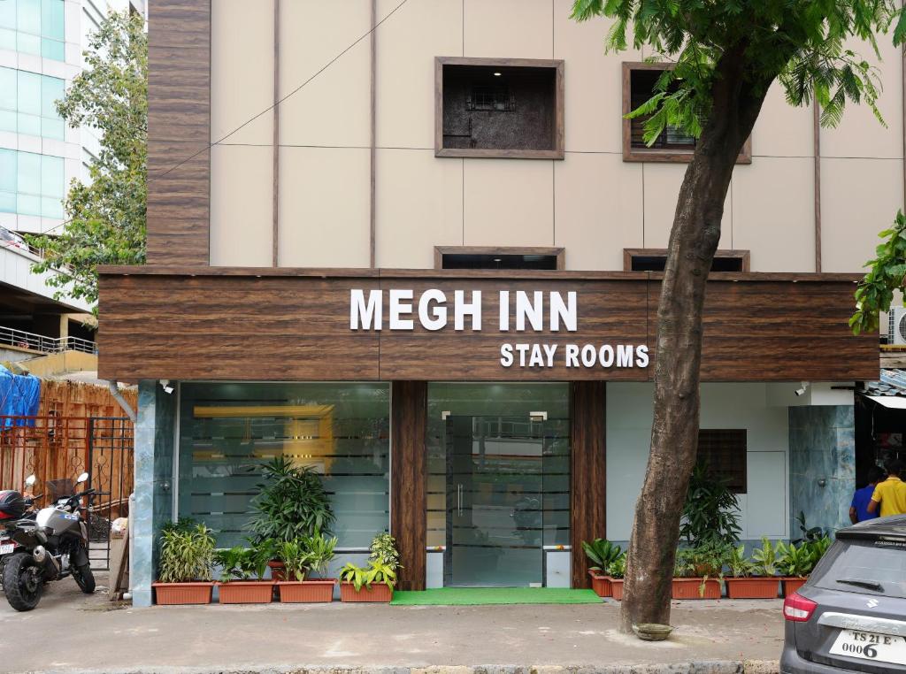 ein einladendes Gasthaus-Zimmer-Schild vor einem Gebäude in der Unterkunft MEGH INN in Navi Mumbai