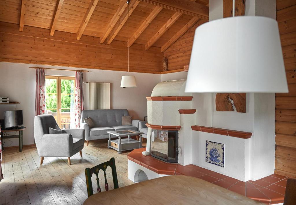 ein Wohnzimmer mit Kamin in einem Haus in der Unterkunft Brabander Hütte in Gaschurn