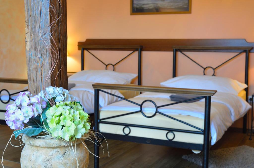 Postel nebo postele na pokoji v ubytování Hotel Via Ironia