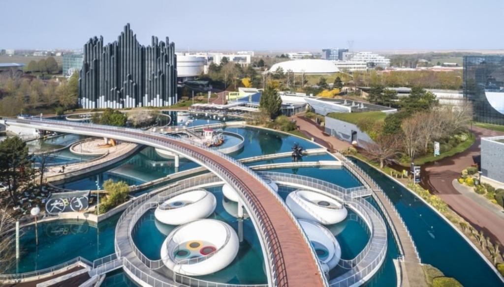 arial view of a water park in a city at Gite Bin Benaise sans linge in Pamproux