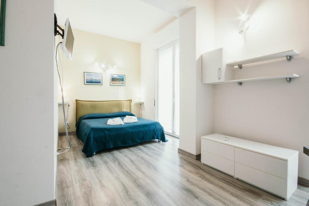 una camera con un letto e una coperta blu di AL 13 VERDE - Lakeside Leisure & Business a Stresa