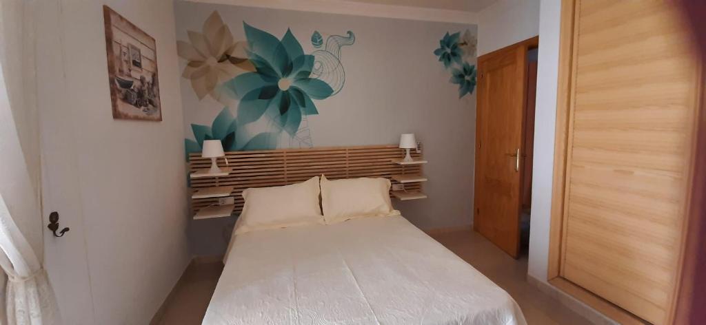 a small bedroom with a bed in a room at Apartamento Medina in Morche