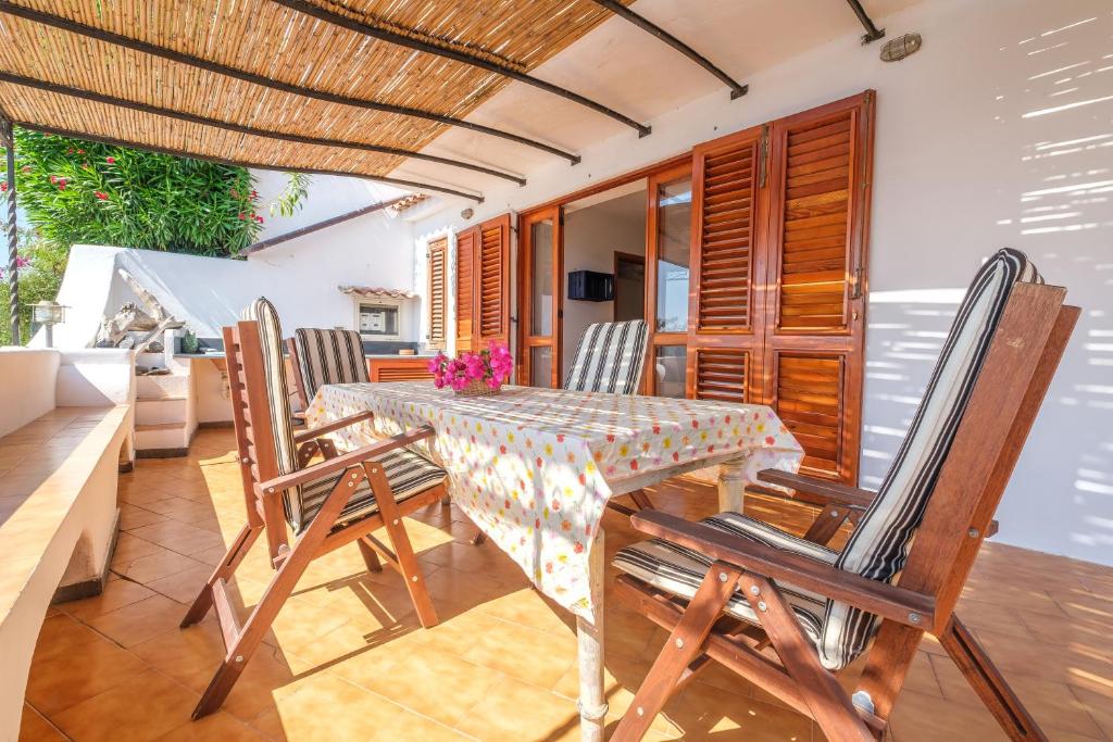 una sala da pranzo con tavolo e sedie di Appartamento Oleandro a Città di Lipari