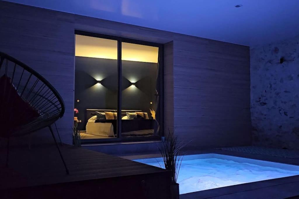 的住宿－Villa & Spa Luxuria，客房设有带床和窗户的浴缸。