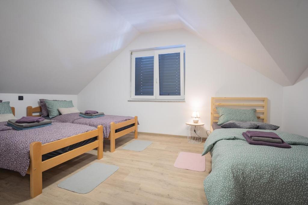 Postel nebo postele na pokoji v ubytování Cuckoo's Alpine Nest