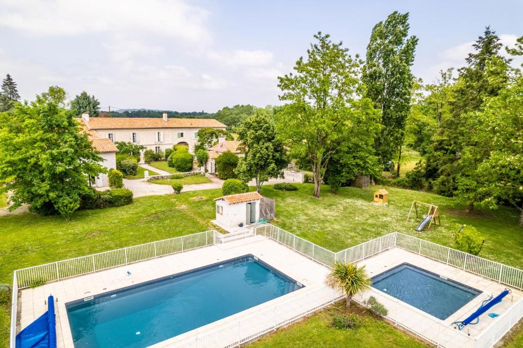 uma vista aérea de uma casa com uma piscina num quintal em Les Arcs 